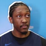 Donald Trump WELCOMES Florida Gators to the White House and RECEIVES a JERSEY with the ’47’